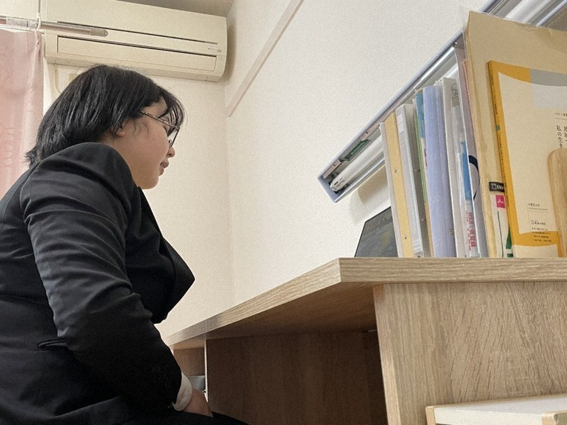オンラインでの面接の様子を再現するリクルート姿の八木橋さん=宇都宮市内の自室で