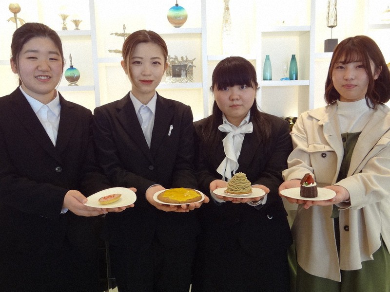 「せんねんの木」のコンペに出場した4人。植草陽さん(右端)のカヌレが採用された=千葉県木更津市で21年2月20日、浅見茂晴撮影