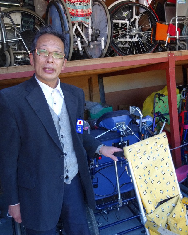 途上国に車椅子を送る活動を続ける「海外に子ども用車椅子を送る会」会長の森田祐和さん=東京都福生市で