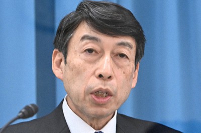 辞表を提出した福岡県の小川洋知事が県民へ宛てたメッセージを代読する服部副知事＝徳野仁子撮影