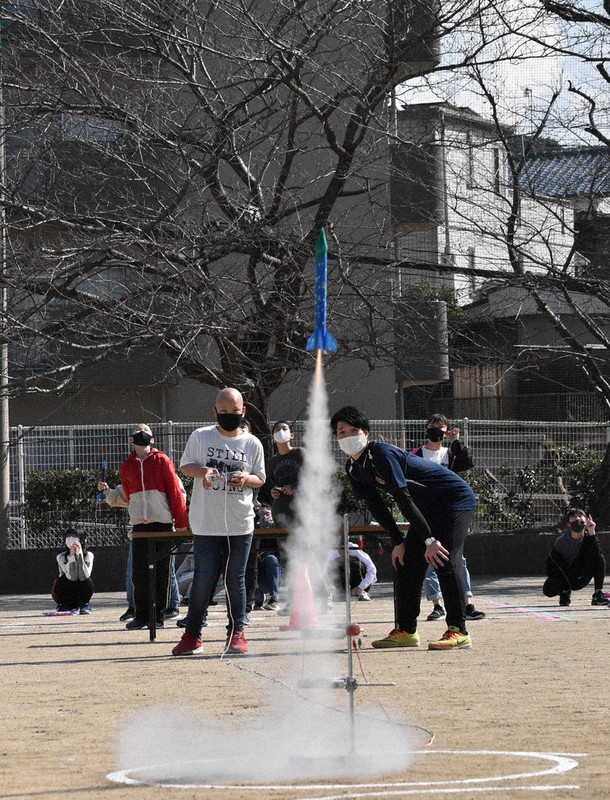 モデルロケットを打ち上げる6年生ら