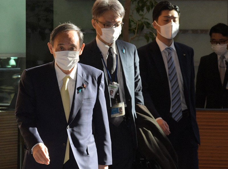 首相官邸に入る菅義偉首相(左)=竹内幹撮影