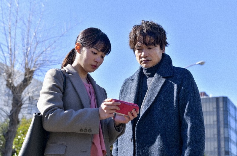 3月1日放送の「アノニマス~警視庁“指殺人”対策室~」第6話の一場面。万丞渉(香取慎吾、右)と碓氷咲良(関水渚) (C)「アノニマス」製作委員会