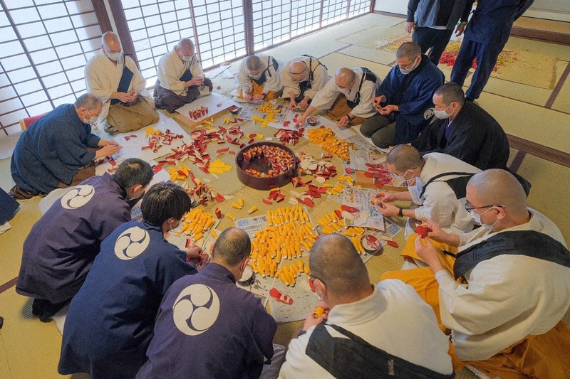 「花ごしらえ」でツバキの造花を作る僧侶ら=奈良市の東大寺で2021年2月23日(同寺提供)
