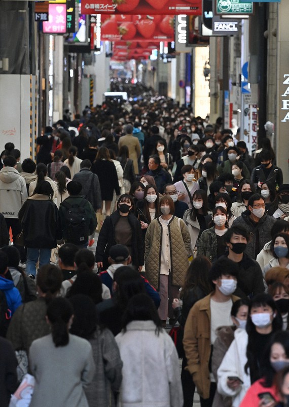 たくさんの人が行き交う道頓堀周辺=大阪市中央区で2021年2月23日午後4時41分、猪飼健史撮影