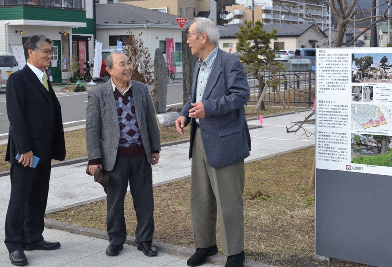 「御社地天満宮奉賛会」メンバーの(左から)倉本栄一さん、小向幹雄さん、沢山重夫さん=岩手県大槌町末広町の御社地公園で2021年2月22日午後1時51分、中尾卓英撮影