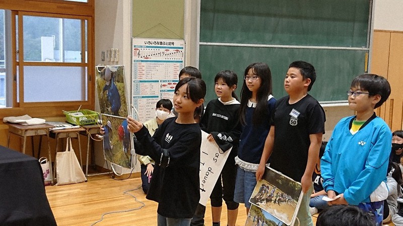 オンラインで日本のコメ作りを紹介する子供たち=新潟県上越市立飯小学校で(上越市提供)