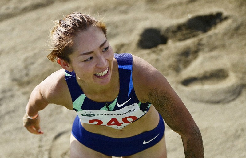日本選手権女子走り幅跳び(義足T64)で、アジア記録となる5メートル70を記録し、笑顔を見せる中西麻耶=熊谷スポーツ文化公園陸上競技場で2020年9月5日、藤井達也撮影