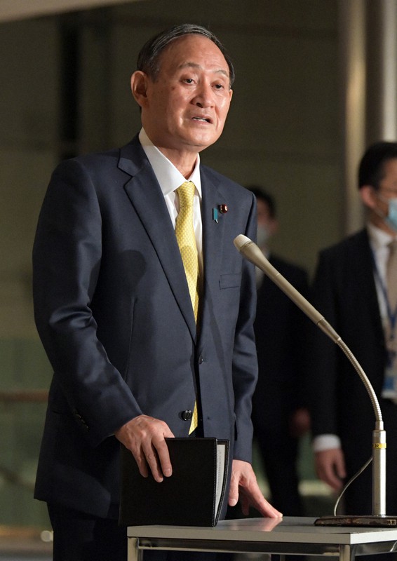 記者団に発言する菅義偉首相=首相官邸で2021年2月24日午後7時35分、竹内幹撮影