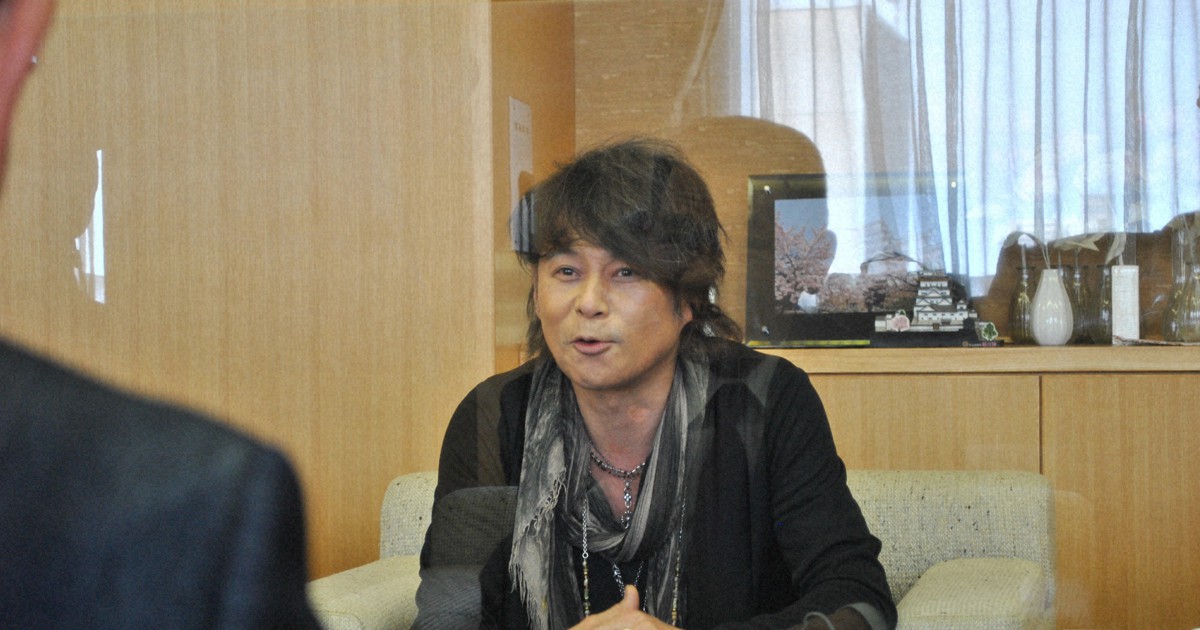 T-BOLAN森友嵐士さん、新設学校の校歌制作で福山市長表敬 | 毎日新聞