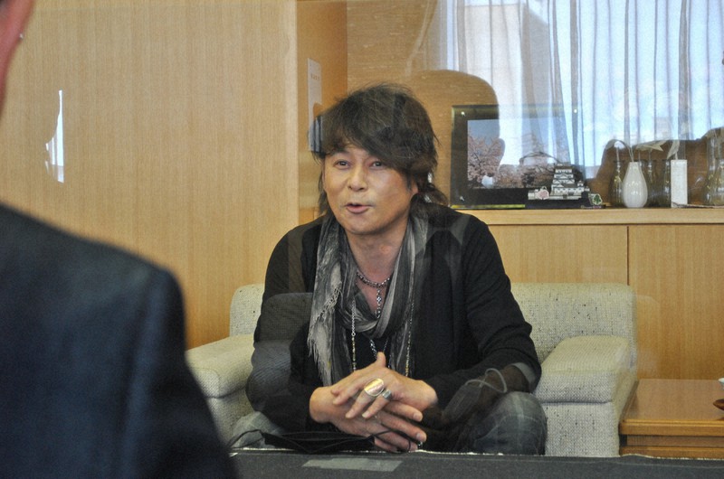 T-BOLAN森友嵐士さん、新設学校の校歌制作で福山市長表敬 | 毎日新聞