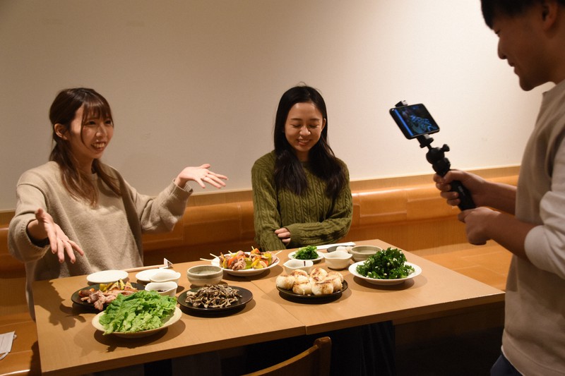 宮城県栗原市の「おてがる!フライパンでBBQセット」を紹介する高梨さん(右)と原田さん(左)ら=東京都千代田区の会場で