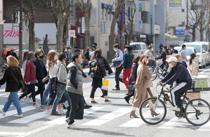 買い物客や会社員らが行き交う大通り=福岡市中央区で2021年2月24日午後1時4分、津村豊和撮影