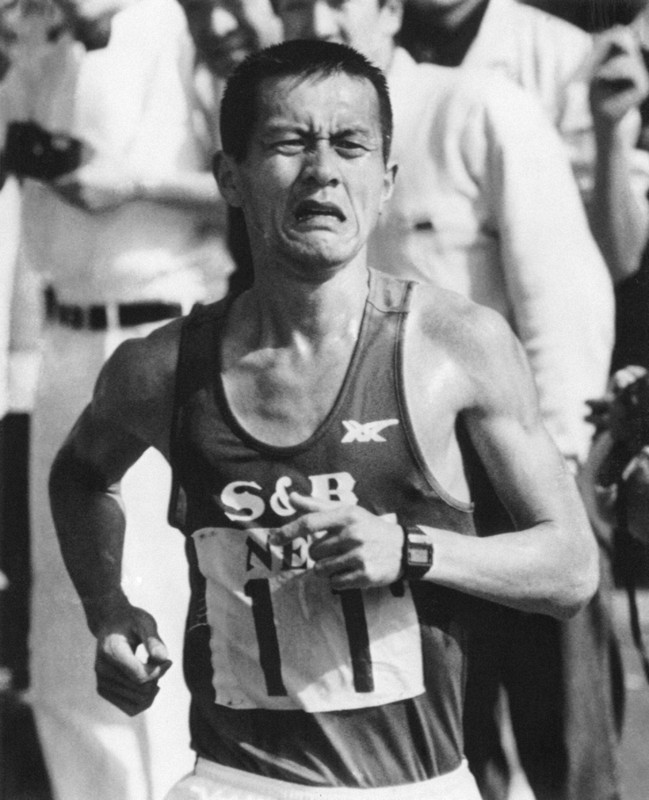 ソウル五輪代表選考会を兼ねたびわ湖毎日マラソンに出場した瀬古利彦。苦しい表情で最後の力をふりしぼり、五輪代表切符を手にした=1988年3月13日