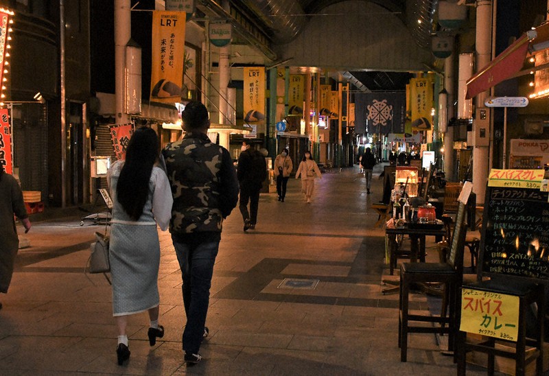 オリオン通りでは人通りがまばらだった=宇都宮市江野町で2021年2月22日午後9時36分、玉井滉大撮影