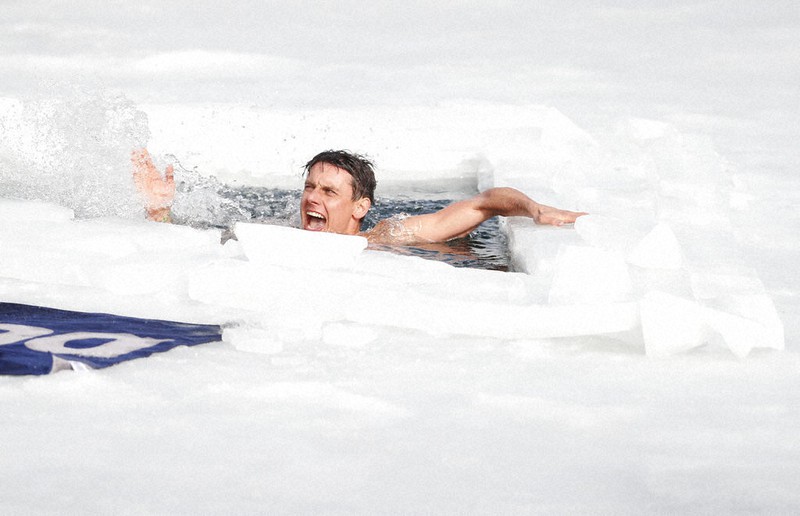 Czech sets record distance in men's underice swim The Mainichi