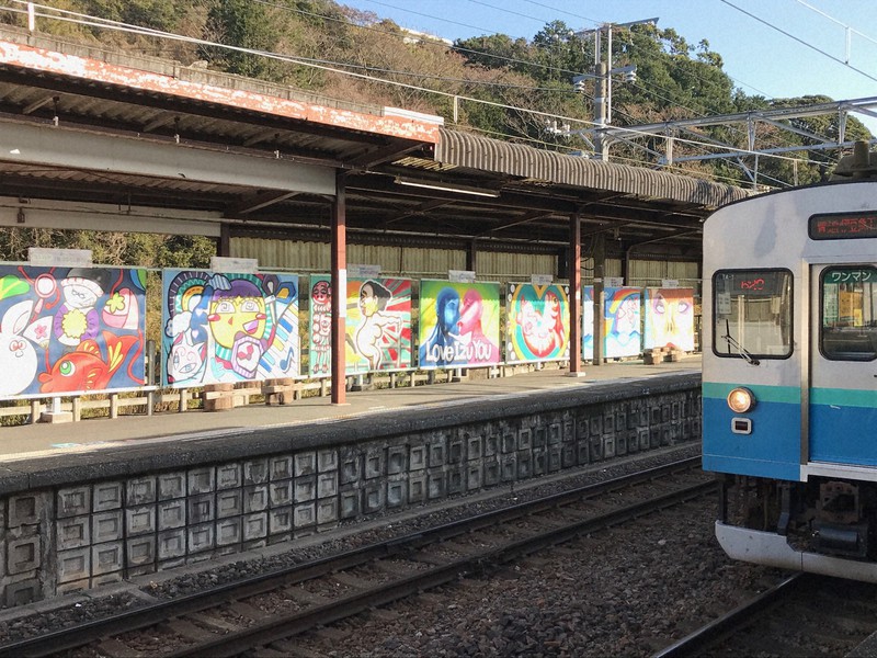 伊豆急行の伊豆稲取駅に飾られたスプレーアート