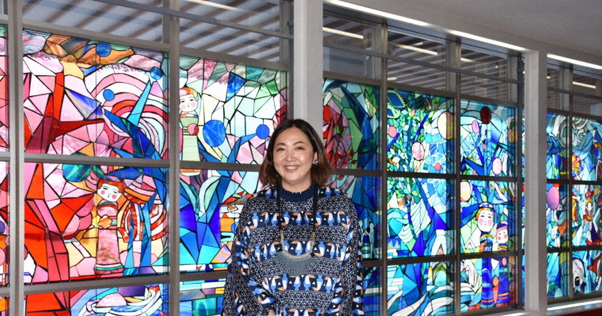 ステンドグラスお披露目 ハネトなど色鮮やか 青森空港 ／青森 | 毎日新聞