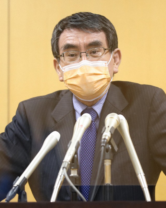 記者会見する河野太郎行政改革担当相=東京都千代田区で2021年2月24日午後8時8分(代表撮影)