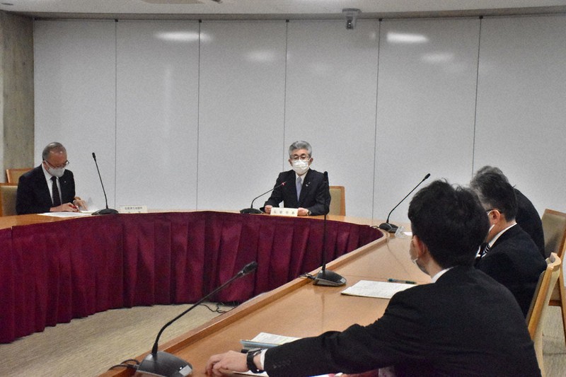 弘前さくらまつりの開催に向けて会議を開く青森県弘前市の桜田宏市長(中央)=弘前市役所で2021年2月24日午前9時58分、平家勇大撮影