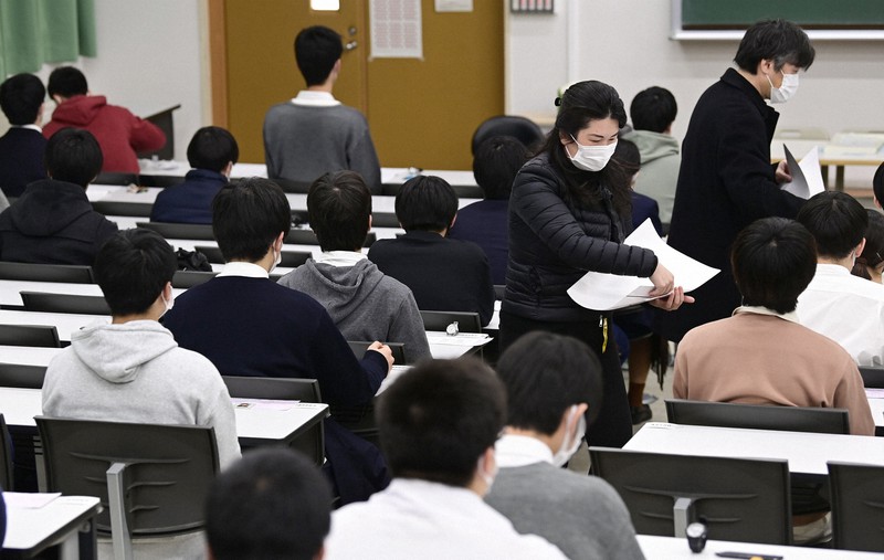 国公立大で2次試験始まる 神戸大でもマスク姿の受験生、春に挑む 毎日新聞 国公立大で2次試験始まる 神戸大でもマスク姿の受験生、春に挑む 毎日新聞