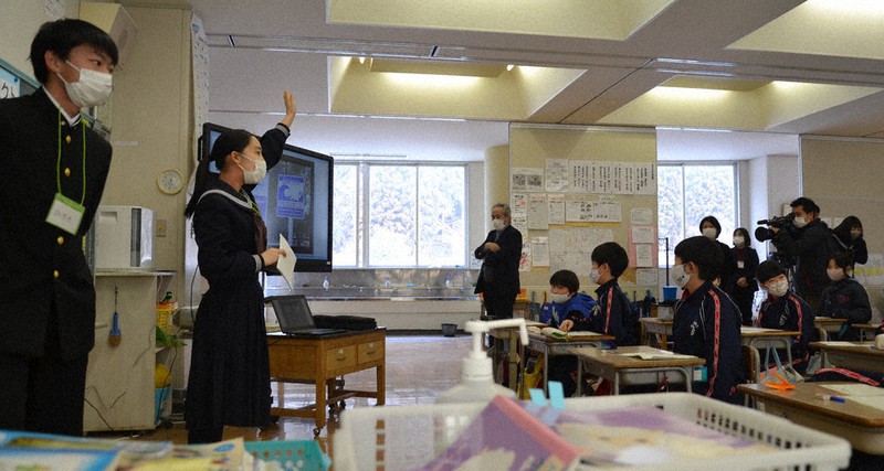 甲子小4年生に「逃げる準備をしておいてね」「家族にも伝えて」と語りかける岩手県立釜石高2年の八幡拓樹さんと千葉菜々子さん=釜石市の同小で