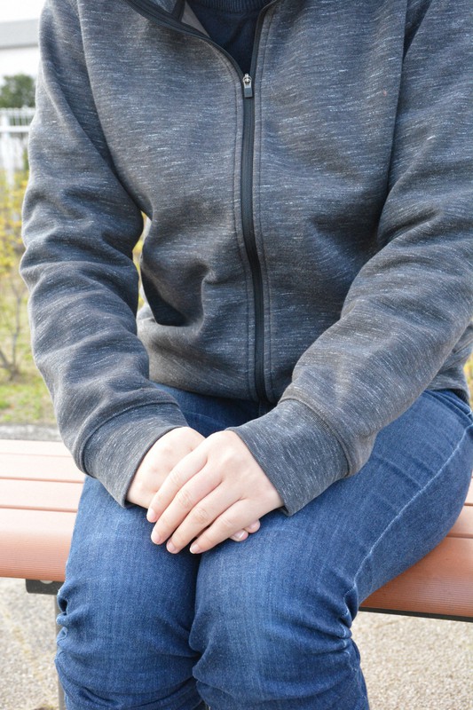 津波で亡くなった父との思い出を振り返る知子さん(仮名)=宮城県で、関谷俊介撮影