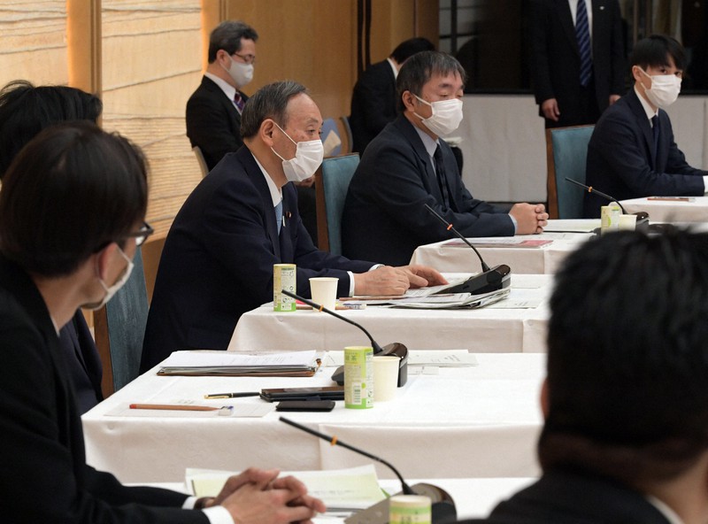 「孤独・孤立を防ぎ、不安に寄り添い、つながるための緊急フォーラム」の会合で発言する菅義偉首相(奥右から3人目)=首相官邸で2021年2月25日午後6時10分、竹内幹撮影