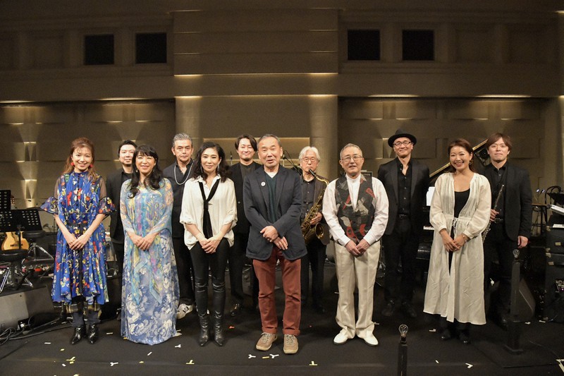 「村上JAM~いけないボサノヴァ~」の終演後、写真撮影に応じる村上春樹さん(前列左から4人目)と出演者ら=東京都千代田区で2021年2月14日撮影、TOKYO FM提供