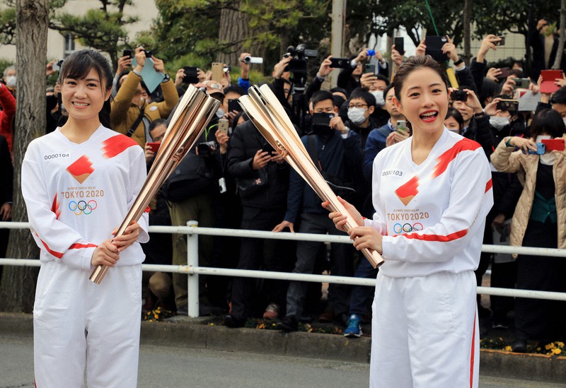 聖火リレーのリハーサルを行う石原さとみさん(右)=東京都羽村市で2020年2月15日、梅村直承撮影