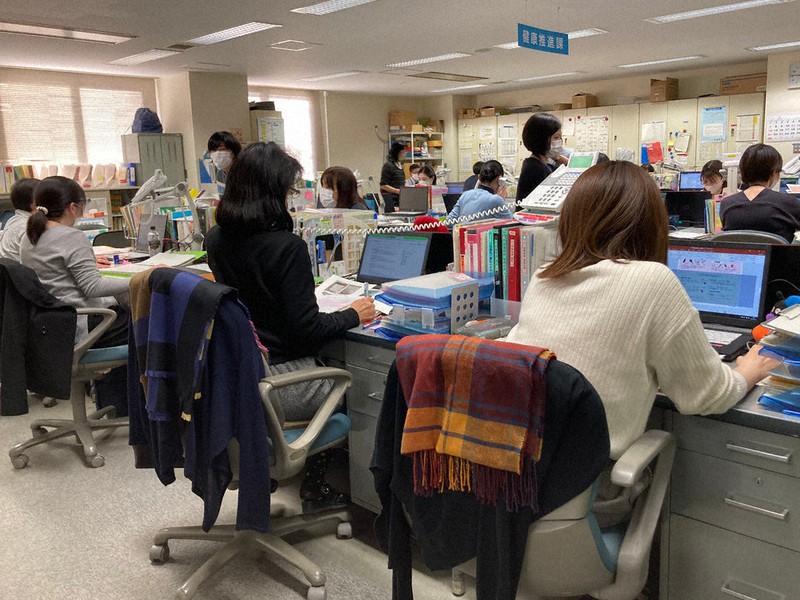 多くの職員が新型コロナ対応の作業に当たる東京都中央区保健所=東京都中央区で2021年2月19日午後2時45分、大島祥平撮影■山本光昭・中央区保健所長
