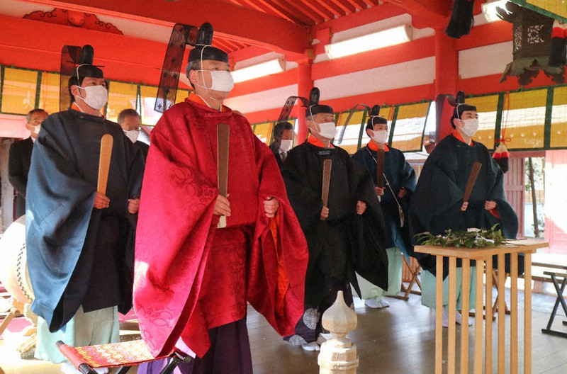 雪が舞う中、神職、総代が参列して挙行された祈年祭
