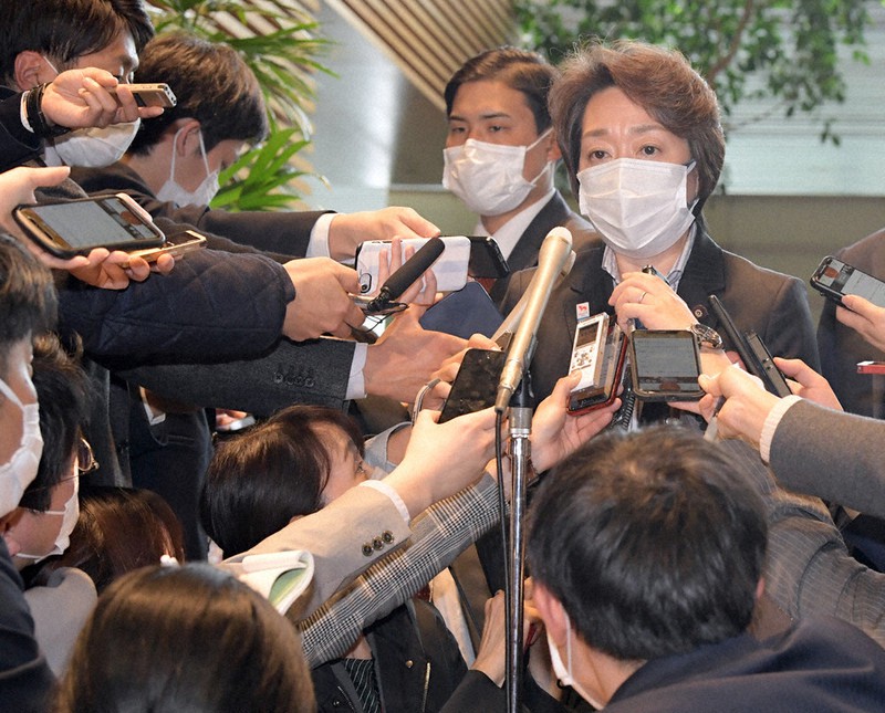 菅義偉首相に五輪担当相の辞表を提出後、記者団の質問に答える橋本聖子氏=2021年2月18日、竹内幹撮影