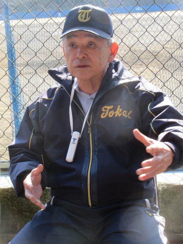 決意を語る東海大硬式野球部の井尻陽久新監督=岸本悠撮影