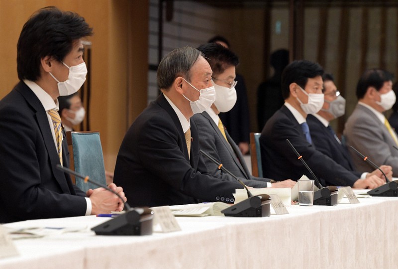 新型コロナウイルス感染症対策本部の会合で6府県の緊急事態宣言解除について発言する菅義偉首相(左から2人目)=首相官邸で2021年2月26日午後6時34分、竹内幹撮影