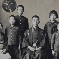 野村正敏さんの出征前に撮影された家族写真。右から3人目が正敏さん、左から2人目が貞之さん＝野村貞之さん提供