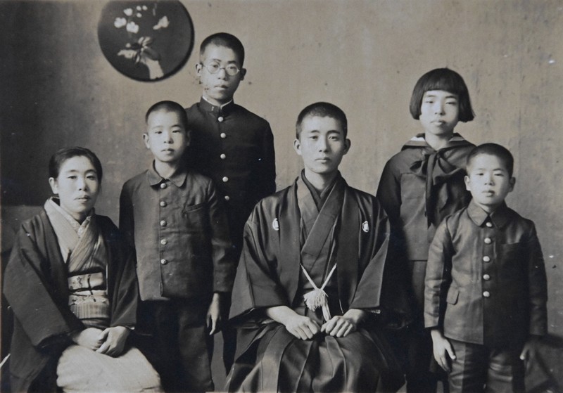 野村正敏さんの出征前に撮影された家族写真。右から3人目が正敏さん、左から2人目が貞之さん=野村貞之さん提供