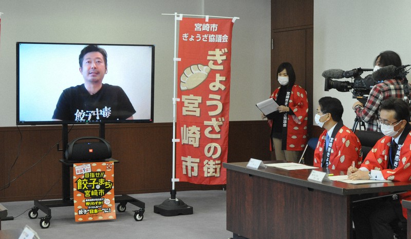 2020年の世帯当たりギョーザ購入額では3位に。「焼き餃子協会」の小野寺力代表理事(左)の結果発表を聞く関係者=宮崎市橘通西の宮崎市役所で2021年2月5日、杣谷健太撮影