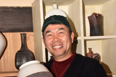 磁器と陶器を組み合わせた作品を手にする金京徳さん＝富山県南砺市細野で2021年2月24日午後5時43分