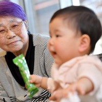 施設に会いにきた孫（右）を見つめる原爆小頭症患者の岸君江さん。偏見や孤独に苦しんだ日々を経て、今は穏やかに暮らす＝広島県三次市で2019年4月4日、山田尚弘撮影