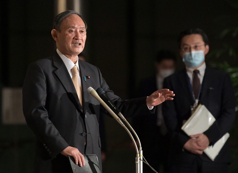 新型コロナウイルス感染症対策本部の会合を終え、記者団の質問に答える菅義偉首相=首相官邸で2021年2月26日午後7時10分、竹内幹撮影