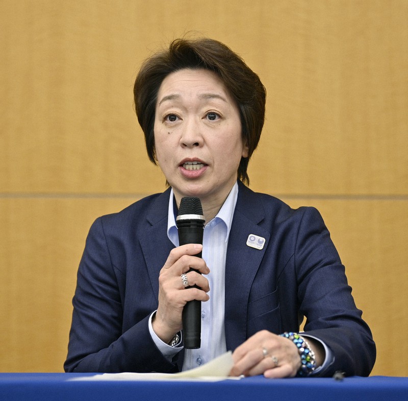 聖火リレーについての説明会であいさつする東京オリンピック・パラリンピック組織委員会の橋本聖子会長=東京都中央区で25日午前10時1分(代表撮影)