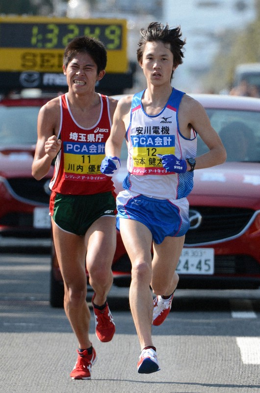 2013年の別府大分毎日マラソンで大会史に残るデッドヒートを繰り広げた中本健太郎(右)と川内優輝=大分市で2013年2月3日、徳野仁子撮影