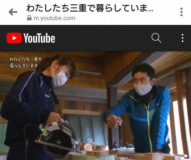 動画「わたしたち三重で暮らしています」の一場面。工務店として使っている町家を大学生と改装する野山直人さん(右)=三重県提供