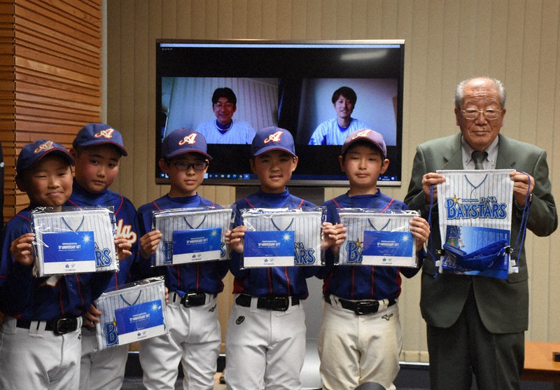 プロ野球 横浜ｄｅｎａ とゆかり 下関のスポ少にグッズ キャンプ地 沖縄とオンラインで贈呈式 山口 毎日新聞