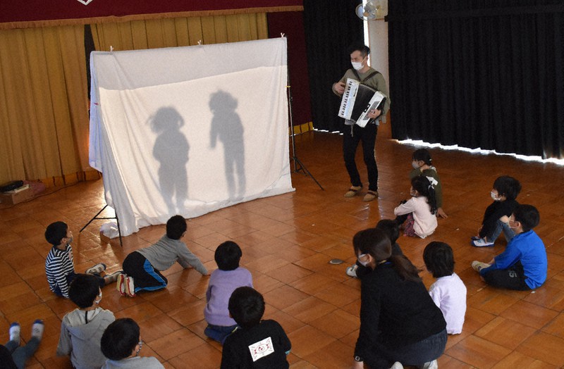 芸術士のアコーディオンの演奏に合わせながら影絵に取り組む園児たち=香川県高松市の市立弦打幼稚園で=2021年2月22日午前10時5分、川原聖史撮影