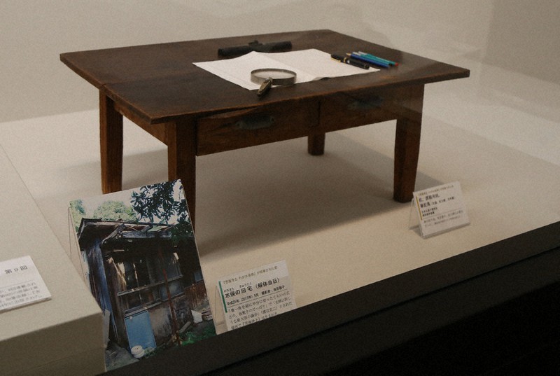 石牟礼が水俣の自宅で『苦海浄土』の元となる「海と空のあいだに」の原稿を書いていた机=熊本市のくまもと文学・歴史館で、上村里花撮影