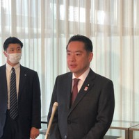 日本学術会議の梶田隆章会長と会談後、報道陣の取材に応じる井上信治・科学技術担当相＝東京都港区の日本学術会議で2021年2月27日、池田知広撮影