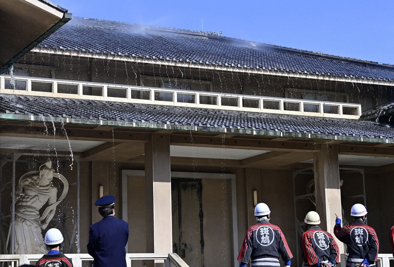 新型コロナウイルスの影響で参加人数を減らし行われた法隆寺の防火訓練=奈良県斑鳩町の法隆寺で2021年1月26日午前10時40分、藤井達也撮影