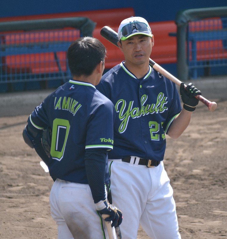 新人の並木(手前)にアドバイスをする青木=沖縄県浦添市内で2021年2月24日午前11時42分、中村有花撮影